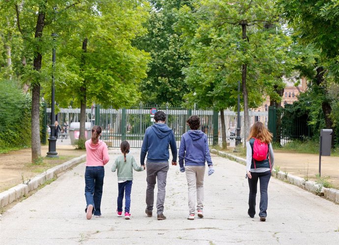 Archivo - Padres paseando por el Parque de Maria Luisa en el primer día donde los niños han podido salir acompañado de un adulto. Sevilla a 26 de abril del 2020