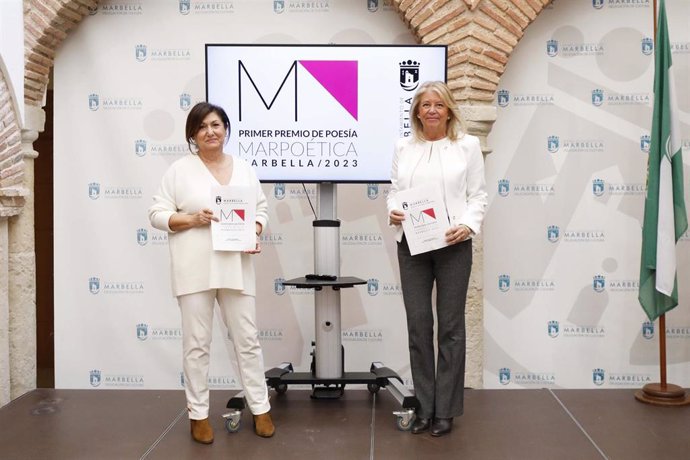 La alcaldesa, Ángeles Muñoz, junto a la directora general de Cultura de Marbella, Carmen Díaz, presentan Premio Internacional de Poesía 'Marpoética'.