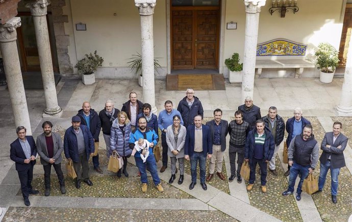 Foto de familia de los representantes de la Diputación de Valladolid con los agricultores que han sido reconocidos.