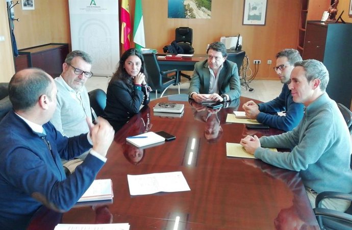 Daniel Sánchez con la concejala de Fomento y Empleo de Barbate.