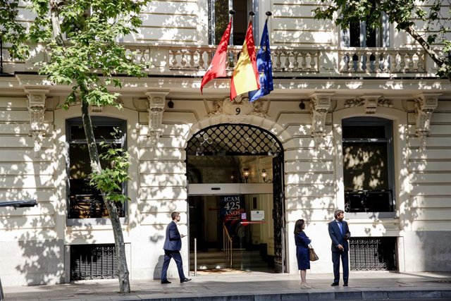Archivo - Una persona pasa al lado del Ilustre Colegio de Abogados de Madrid (ICAM), que pasa a llamarse Colegio de Abogacía de Madrid, a 11 de julio de 2022, en Madrid (España). Fundado en el año 1596, el Colegio de Abogados de Madrid ha sido renombrado 