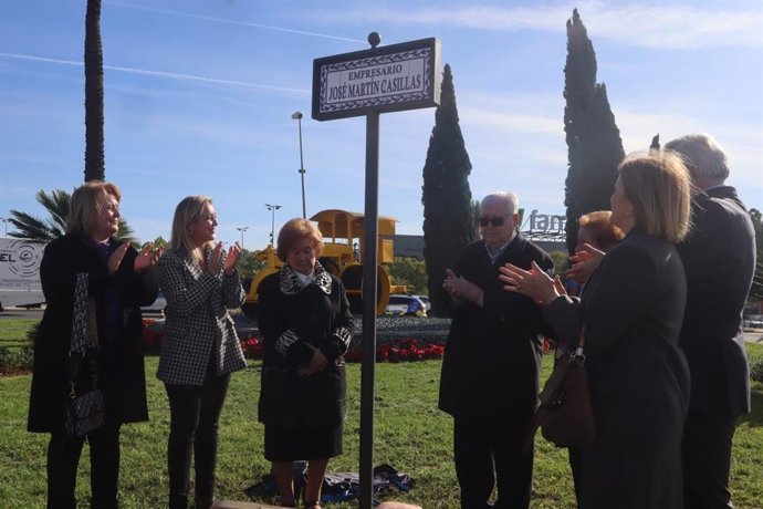 Acto de rotulación de una glorieta en Alcalá con el nombre del empresario fallecido José Martín Casillas.