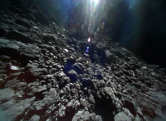 Superficie de Ryugu durante la toma de muestras por la misión Hayabusha 2