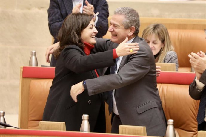 La presidenta del Gobierno, Concha Andreu, se felicita con el consejero de Hacienda, Celso González