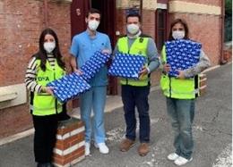 Voluntarios de la DYA entregan juguetes en el Hospital de Basurto.