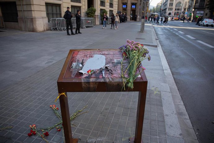 Archivo - Flores en un placa por la Memoria Histórica colocada al lado de la comisaria Via Laietana que apareció calcinada. Foto de archivo