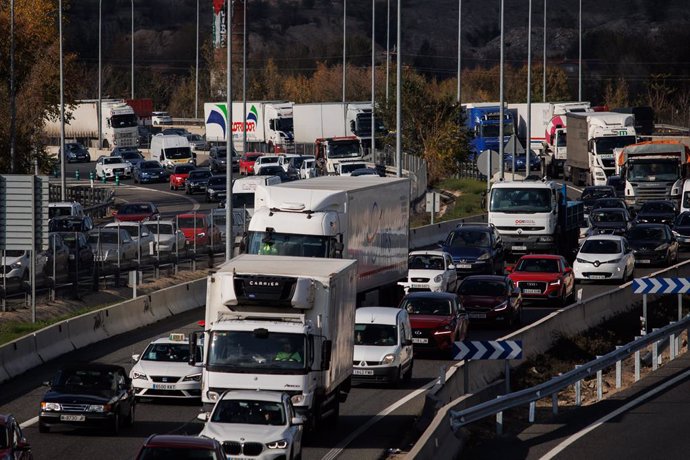 Circulación en la autovía del Este, la A-3, durante la operación salida del puente de diciembre 2022, a 2 de diciembre de 2022, en Madrid (España).