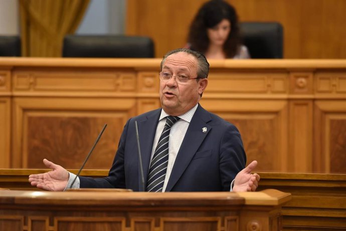 Archivo - El consejero de Hacienda y Administraciones Públicas, Juan Alfonso Ruiz Molina, en el pleno de las Cortes