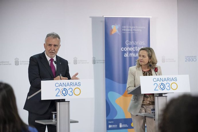 La vicepresidenta primera y ministra de Asuntos Económicos y Transformación Digital, Nadia Calviño, y el presidente del Gobierno de Canarias, Ángel Víctor Torres, durante una rueda de prensa, en la sede de Presidencia del Ejecutivo regional 