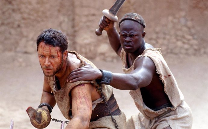 May 11, 2000; Hollywood, California, USA; Actors RUSSELL CROWE as Maximus & DJIMON HOUNSOU as Juba in the action movie 'Gladiator' directed by Ridley Scott.Entertainment Pictures / ContactoPhoto