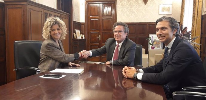 La alcaldesa de Tortosa, Meritxell Roigé (a la izda.), y el presidente de Sareb, Javier Torres (centro).