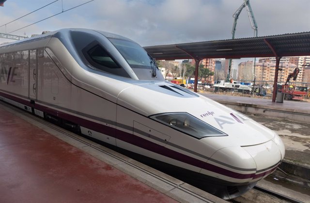 AVE Madrid-Murcia, en la estación de tren Chamartín-Clara Campoamor, a 19 de diciembre de 2022, en Madrid (España). Realiza el trayecto Madrid-Elche-Murcia, de esta línea de Renfe Alta Velocidad Española (AVE), se pone en servicio el tramo Beniel-Murcia
