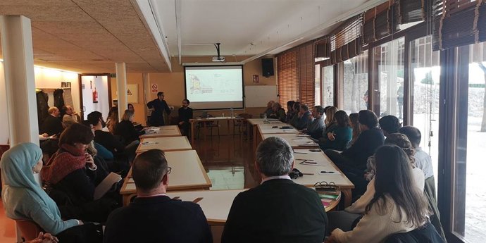 Técnicos del Ibisec reciben asesoramiento para integrar los patios escolares en los proyectos educativos.