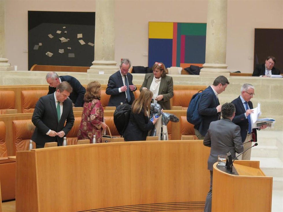 Momento en el que los diputados del PP abandonan el pleno
