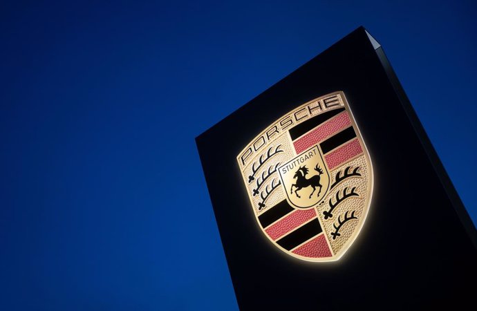 Archivo - FILED - 29 September 2022, Baden-Wuerttemberg, Stuttgart: The Porsche carmaker's logo is seen on a display at the Porsche Center in Stuttgart. Photo: Marijan Murat/Deutsche Presse-Agentur GmbH/dpa