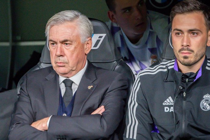 Archivo - Carlo Ancelotti sentado junto a su hijo Davide en el banquillo del Santiago Bernabéu
