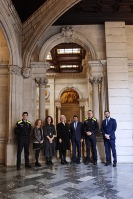 Representants de L'Ajuntament de Barcelona i l'Associació per la defensa de la Marca 