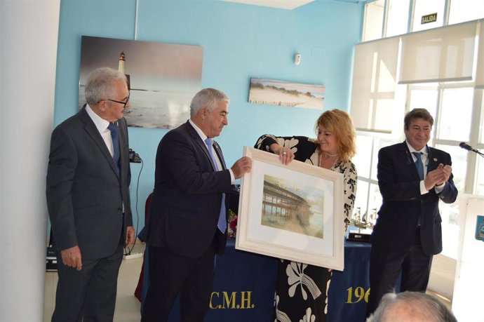 El Real Club Marítimo de Huelva ha nombrado a la presidenta del Puerto de Huelva, Pilar Miranda, Socia de Honor.