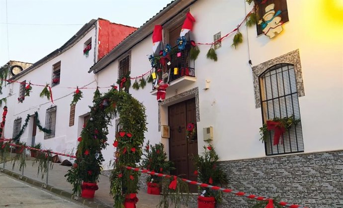 Una de calle de Morente con decoración navideña.