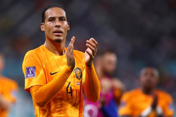 El defensa de Países Bajos Virgil van Dijk aplaude a sus aficionados tras un partido del Mundial de Catar 