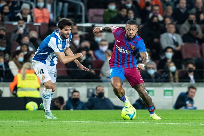 Archivo - Memphis Depay y Leandro Cabrera en el FC Barcelona-Espanyol de LaLiga Santander 2021-2022