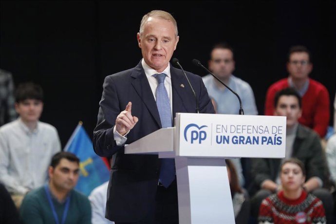 El candidato del PP a la presidencia del Principado, Diego Canga Fano, en un mitin en Oviedo.