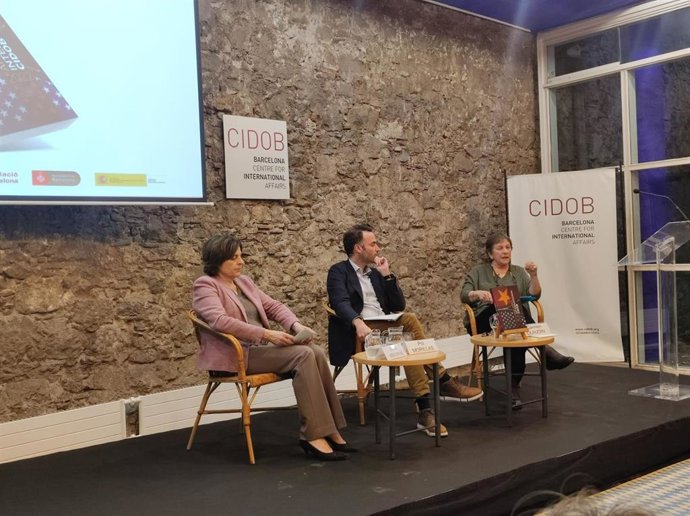 El director del Cidob, Pol Morillas, junto con las investigadoras Carmen Claudín y Marie Mendras