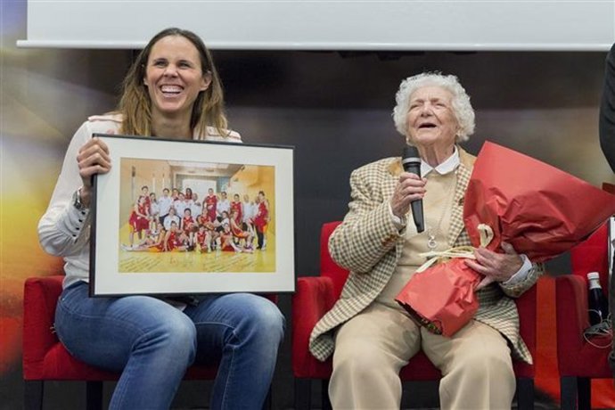 Encarnación Hernández junto a Amaya Valdemora durante un homenaje de la FEB