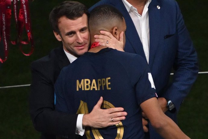 El presidente francés, Emmanuel Macron, abraza a Kylian Mbappe tras la final del Mundial de Qatar de 2022