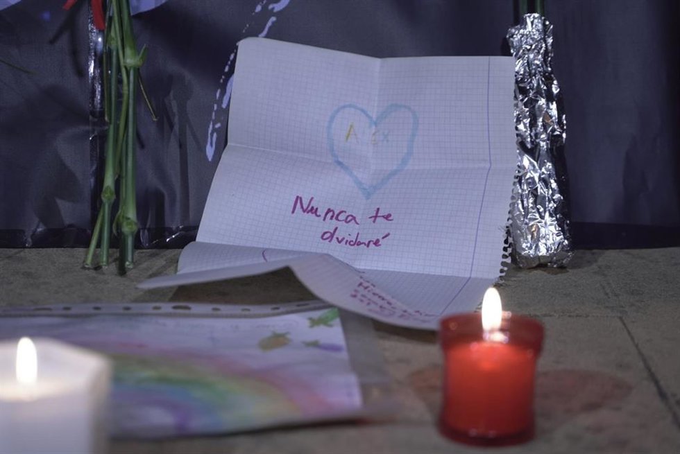 Archivo - Una carta con velas en el homenaje a un niño asesinado en La Rioja, en 2021.