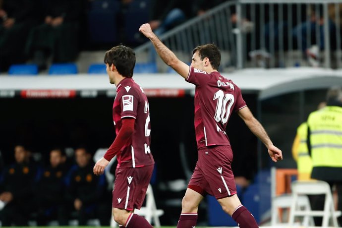 Archivo - Mikel Oyarzabal of Real Sociedad celebrates a goal with teammates during the spanish league, La Liga Santander, football match played between Real Madrid and Real Sociedad at Santiago Bernabeu stadium on March 05, 2022, in Madrid, Spain.