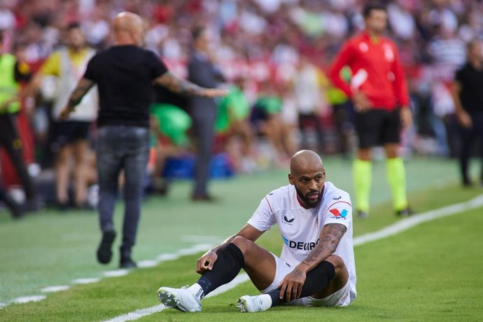 Archivo - Marcao yace en el suelo durante un partido del Sevilla