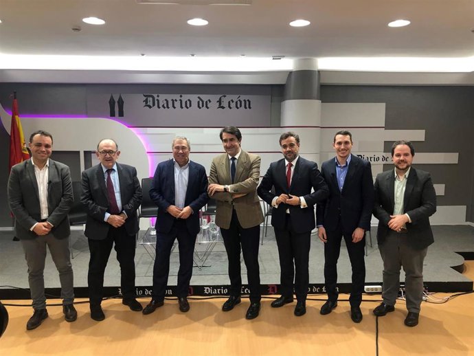 Participantes en el encuentro del Club de Prensa de Diario de León, con el consejero de Medio Ambiente, Vivienda y Ordenación del Territorio de la Junta de Castilla y León.