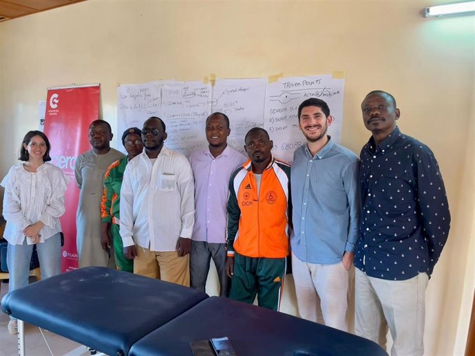 Representantes del CPE con técnicos locales de Níger