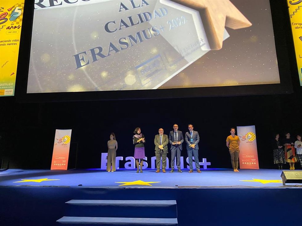 El rector, José Luján, en el momento de la entrega del premio del SEPIE