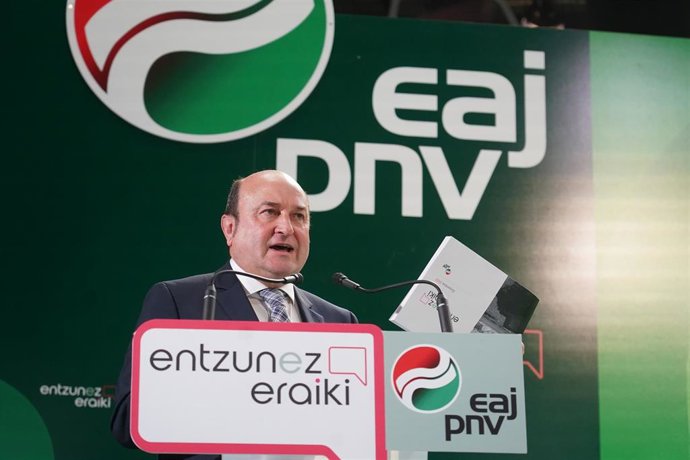 El presidente del PNV, Andoni Ortuzar, durante un acto celebrado en el Palacio Euskalduna de Bilbao, en el que la formación jeltzale ha presentado un documento con las conclusiones de 'Entzunez Eraiki'
