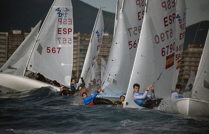 Imagen de la flota de la clase 420 durante la 46 Christmas Race