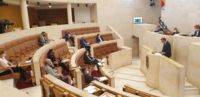 Archivo - El consejero Guillermo Blanco en la tribuna del Parlamento