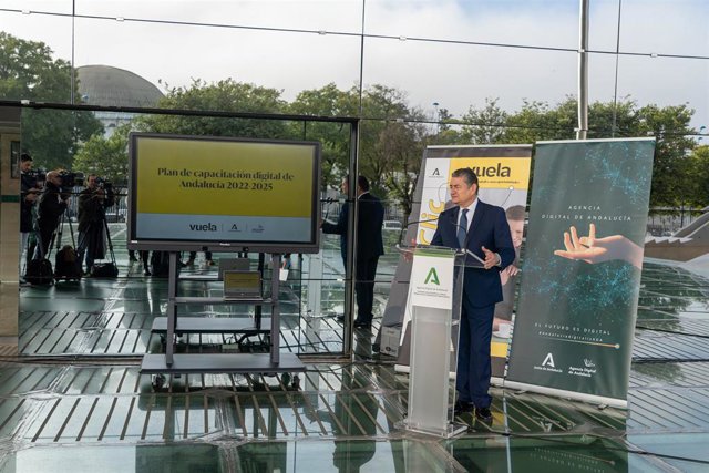 El consejero de la Presidencia, Interior, Dialogo Social y Simplificación Antonio Sanz presenta el Plan de Capacitación Digital de Andalucía 