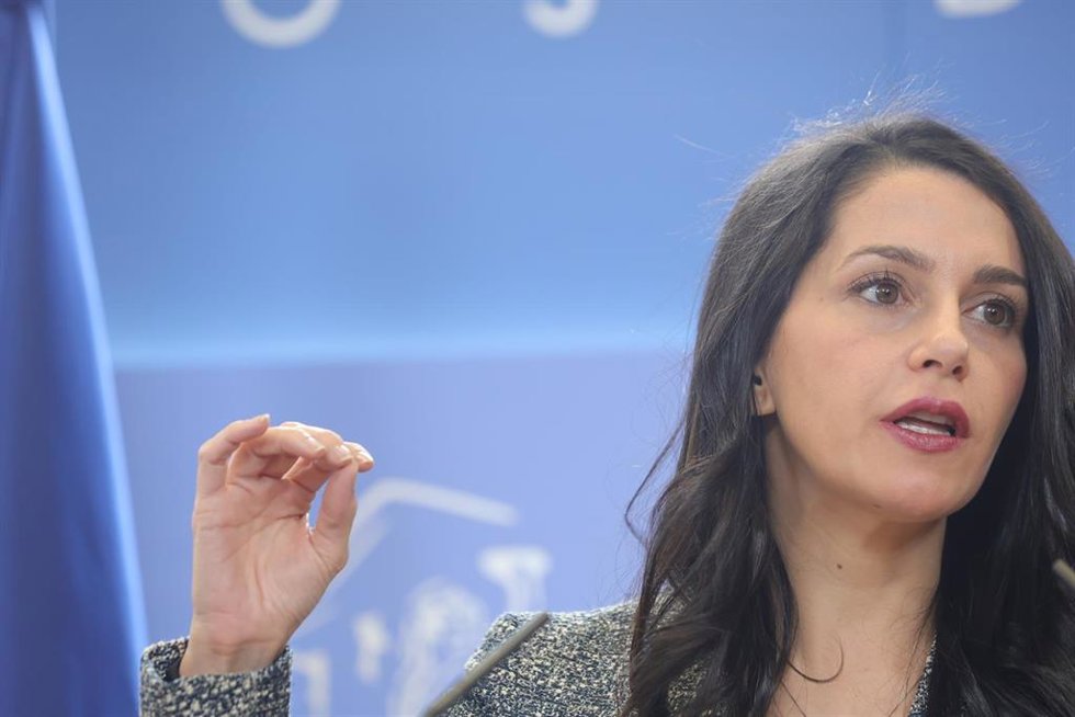 La presidenta de Cs, Inés Arrimadas, ofrece una rueda de prensa sobre actualidad política, en el Congreso de los Diputados, a 16 de diciembre de 2022, en Madrid (España).