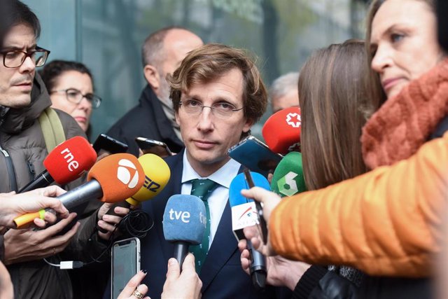 El alcalde de Madrid, José Luis Martínez-Almeida, ofrece declaraciones a los medios a su llegada a la reunión de la Junta Directiva Nacional del PP, en la sede nacional del PP, a 19 de diciembre de 2022, en Madrid (España). 