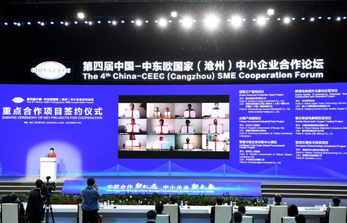 The 4th China-Central and Eastern European Countries(CEEC)Small and Medium-Sized Cooperation Forum kicked off on December 15 in Cangzhou,north Chinas Hebei Province