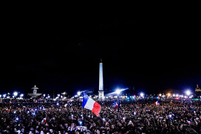 Los seguidores de la selección francesa abarrotan la Plaza de la Concordia de París