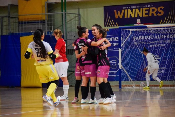 Las jugadoras del Futsi Atlético Navalcarnero celebran uno de sus goles en la European Womens Futsal