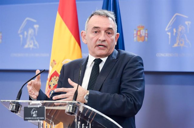 El dirigente de IU  y secretario general del PCE, Enrique Santiago, durante una rueda de prensa, en el Congreso de los Diputados, a 19 de diciembre de 2022, en Madrid (España). 