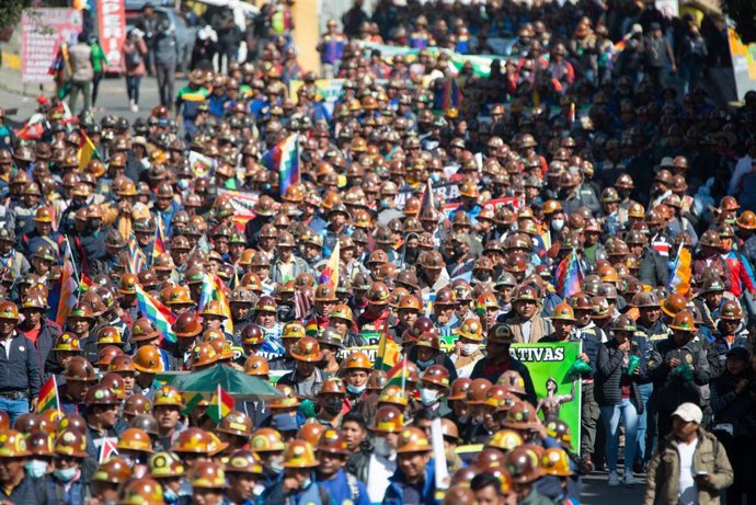 Archivo - Simpatizantes del presidente de Bolivia Luis Arce en una marcha en apoyo a su gobierno