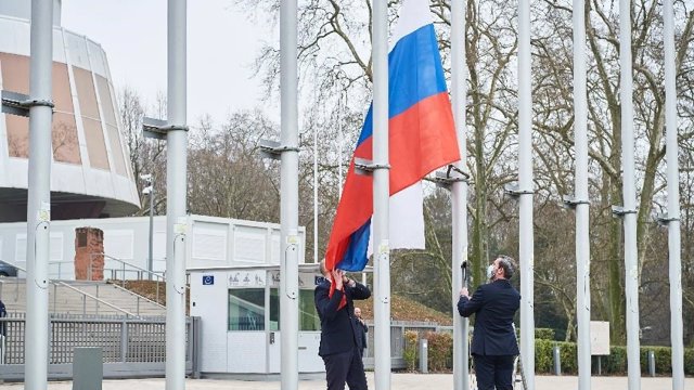 Archivo - Operarion quitan la bandera de Rusia del Consejo de Europa