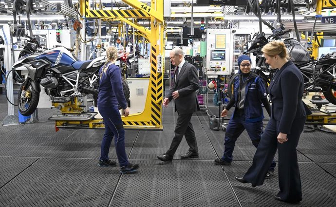 19 December 2022, Berlin: German Chancellor Olaf Scholz (2nd L), and Berlin's Governing Mayor Franziska Giffey (R) meet apprentices during a visit to the BMW Group motorcycle plant in Spandau. Photo: Jens Kalaene/dpa