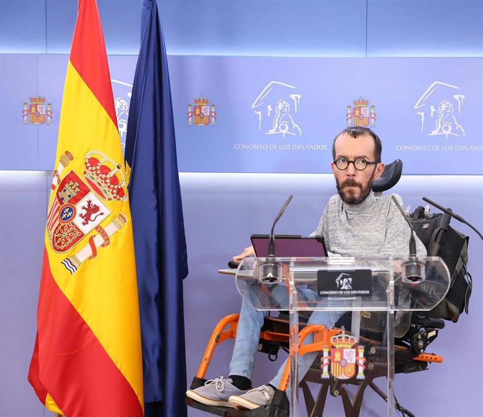 El portavoz de Unidas Podemos en el Congreso de los Diputados, Pablo Echenique, a su llegada a una rueda de prensa, en el Congreso de los Diputados, a 19 de diciembre de 2022, en Madrid (España).
