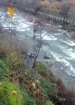 Momento del rescate por la Guardia Civil